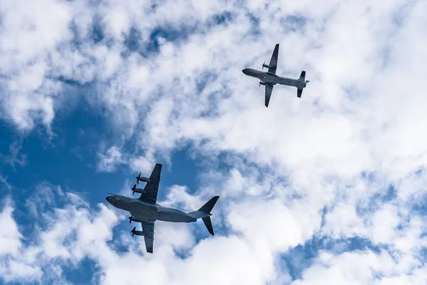 Военные самолеты, летящие в строю — стоковое фото