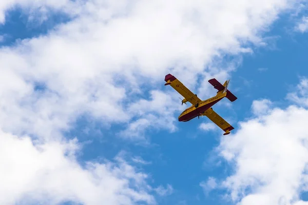 Aeronaves de combate a incêndios contra céu azul e nublado — Fotografia de Stock