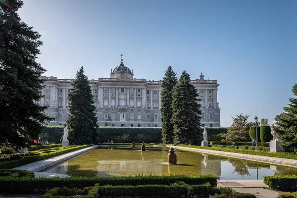 Jardins Sabatini e Palácio Real de Madrid — Fotografia de Stock