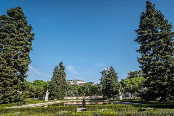 Giardini Sabatini e Palazzo Reale di Madrid — Foto Stock