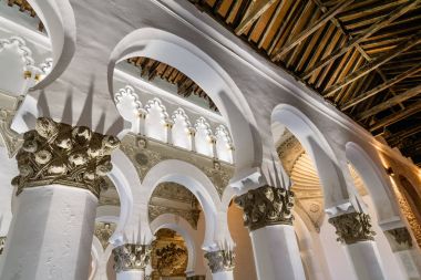 Saint Mary beyaz Synagogue Toledo iç görünümü