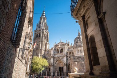 Toledo Katedrali düşük açılı açık görünüm