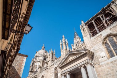 Toledo Katedrali düşük açılı açık görünüm