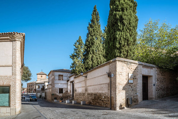 Вид на улицу Святой Марии Белая синагога в Толедо
