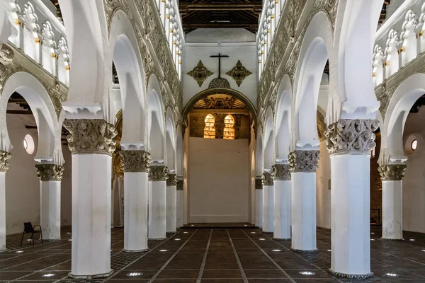 Vista interior de Santa Maria A sinagoga branca em Toledo — Fotografia de Stock