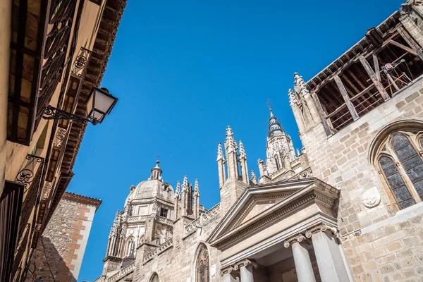 Vista exterior de ángulo bajo de la Catedral de Toledo —  Fotos de Stock
