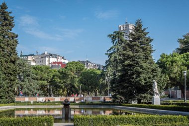 Sabatini Gardens ve Madrid Kraliyet Sarayı