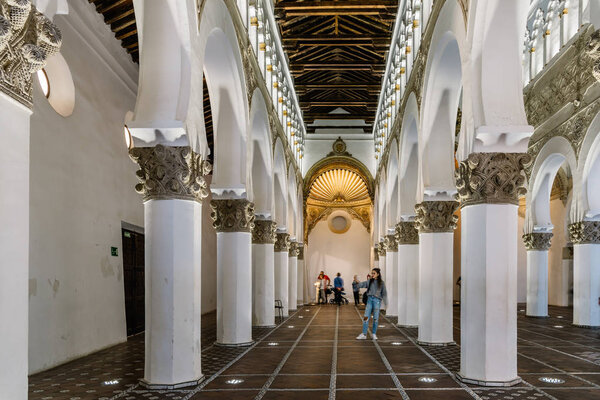 Вид изнутри синагоги Святой Марии в Толедо
