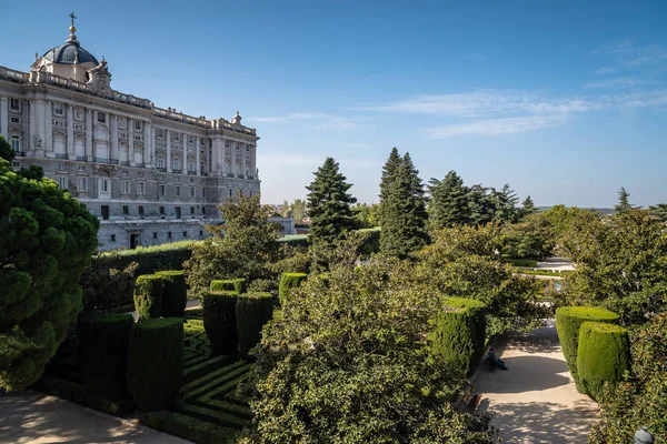 Jardins Sabatini e Palácio Real de Madrid — Fotografia de Stock