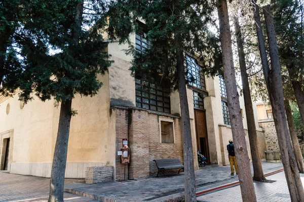 Вид на улицу Святой Марии Белая синагога в Толедо — стоковое фото