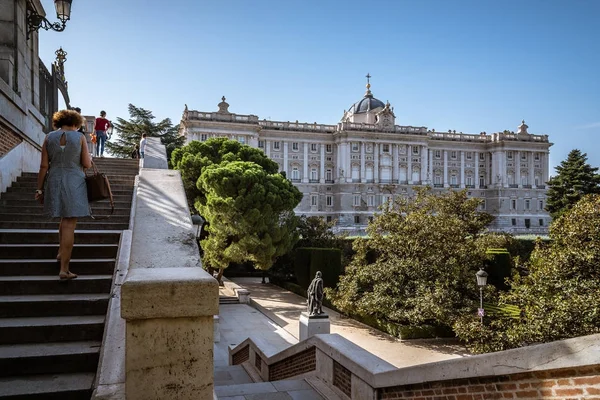 Jardines de Sabatini y Palacio Real de Madrid — Foto de Stock