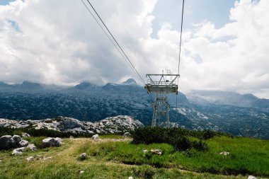 Alp Dağları'nın doğal görünümü ile teleferik foreg tarihinde güneşli bir gün