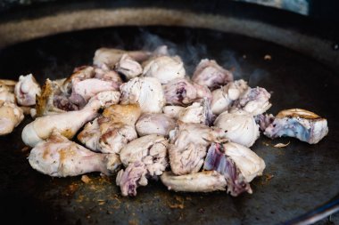 Kızarmış tavuk budu ve kanatlar. Tavuk paella, bir S hazırlanması