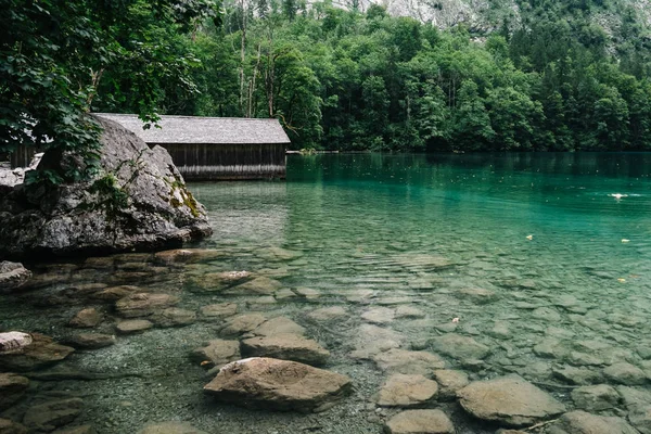 Casa de campo de madera en hermoso lago en los Alpes con humor brumoso —  Fotos de Stock