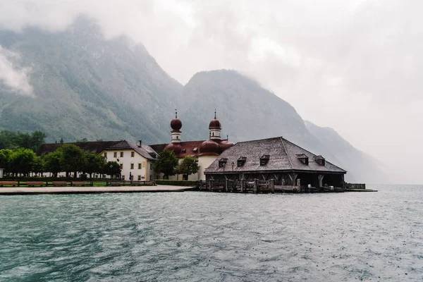 Προβλήτα στη λίμνη Konigssee μια βροχερή καλοκαιρινή μέρα — Φωτογραφία Αρχείου