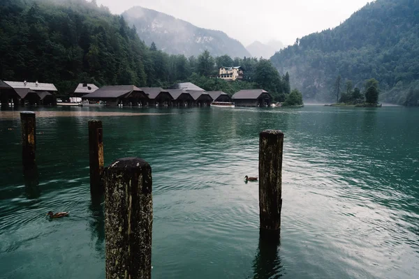 Προβλήτα στη λίμνη Konigssee μια μέρα του καλοκαιριού — Φωτογραφία Αρχείου