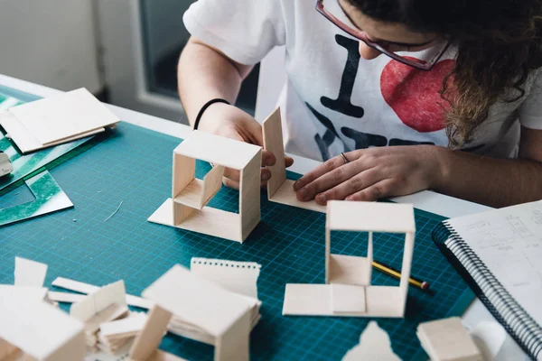 Mulher estudante de arquitetura trabalhando em modelos — Fotografia de Stock