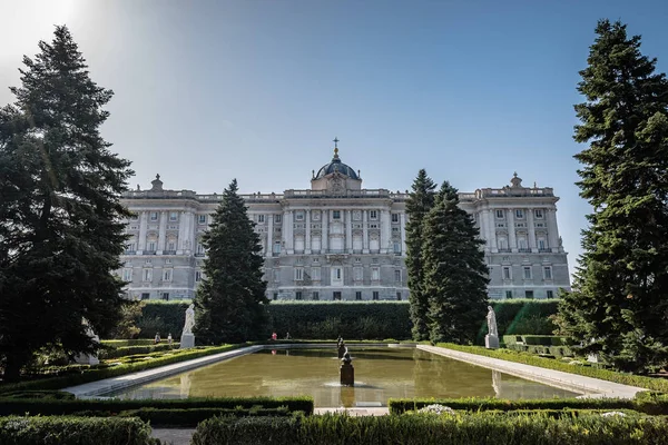 Jardins Sabatini et Palais Royal de Madrid — Photo