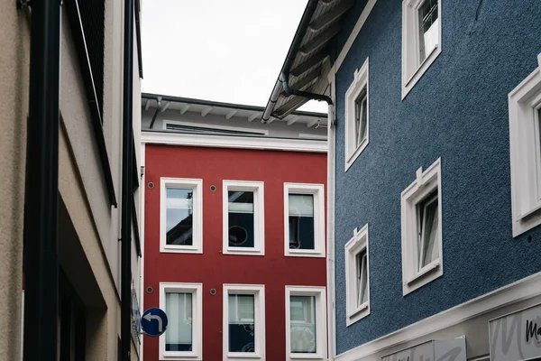 Vista de ángulo bajo de edificios residenciales coloridos — Foto de Stock