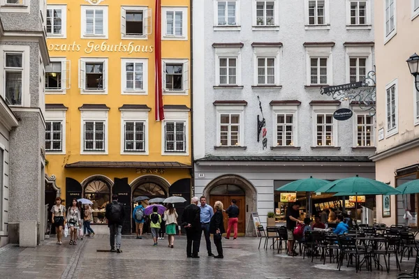 Paisaje urbano escénico de Salzburgo un día lluvioso de verano —  Fotos de Stock