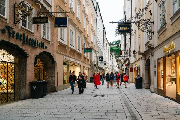 Getreidegasse. Paisaje urbano escénico del centro histórico de Sal — Foto de Stock