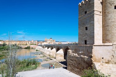 Guadalquivir Nehri üzerinde Roma köprüsü
