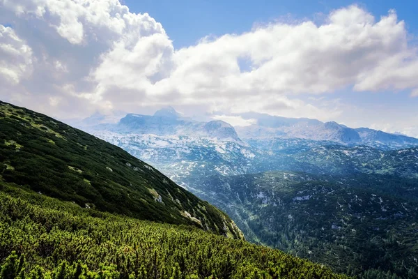 Vista panoramica delle montagne alpi una giornata di sole — Foto Stock