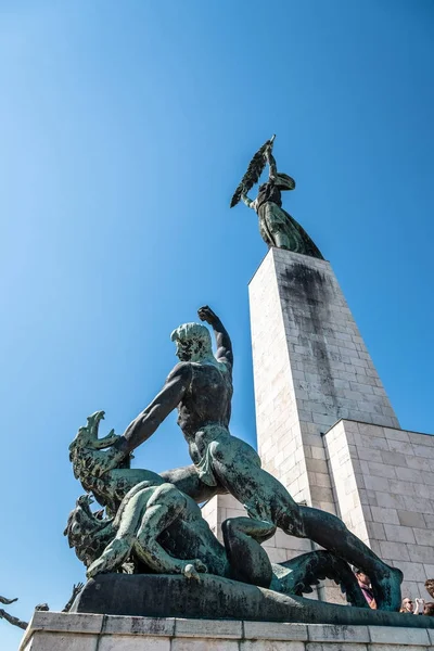 布达佩斯 Citadella 的自由女神像 — 图库照片