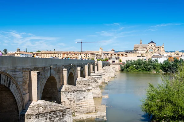 Римский мост через Гвадалкивир — стоковое фото