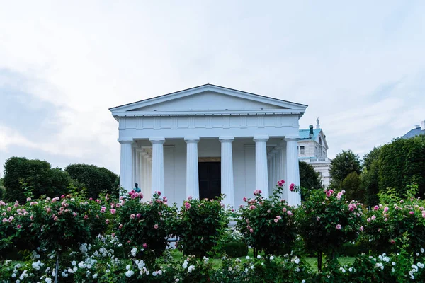 Temple dans le parc Volksgarten au coucher du soleil à Vienne — Photo