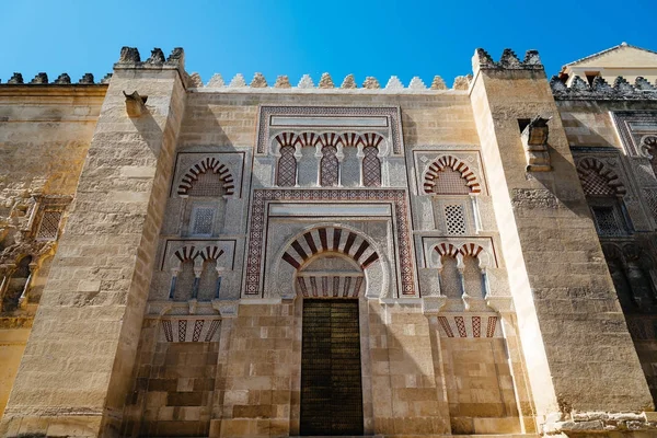 Moschea Cattedrale di Cordova contro il cielo blu — Foto Stock