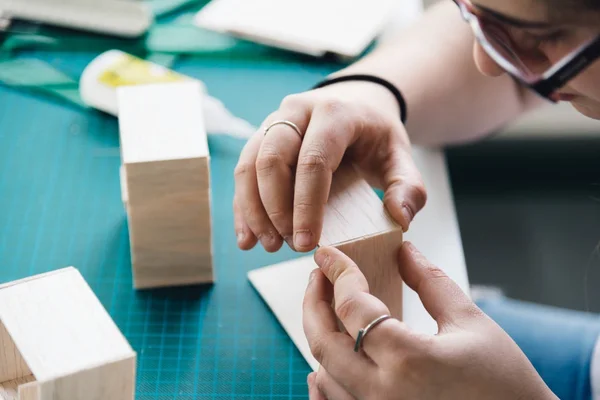 Mulher estudante de arquitetura trabalhando em modelos — Fotografia de Stock