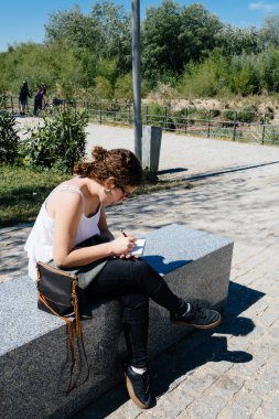 Çizimler bir parkta çizim genç kadın sanatçı