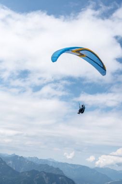 Hoher Dachstein dağlarında yamaç paraşütü yapan adam