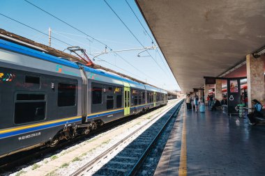 Kimliği belirsiz kişi tren tren istasyonunda bekleyen