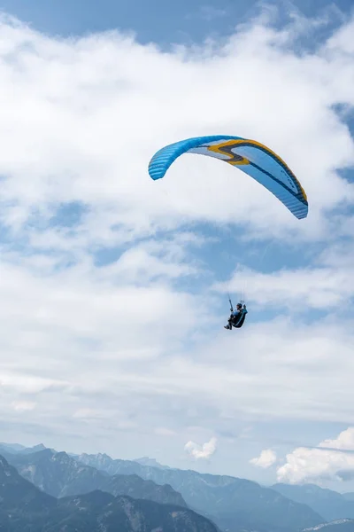 Man paragliding on Hoher Dachstein mountains — Stock Photo, Image