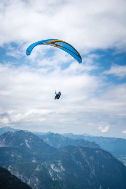 Hoher Dachstein dağlarında yamaç paraşütü yapan adam