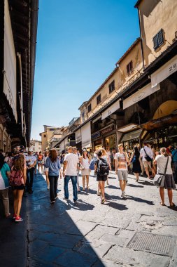 Floransa'daki Ponte Vecchio insanlar