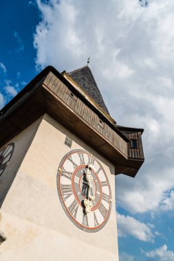 Uhrturm saatin Graz düşük açılı görünüş