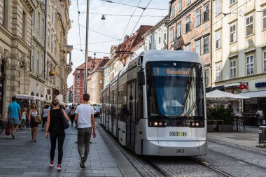 Ana caddede Graz tramvay