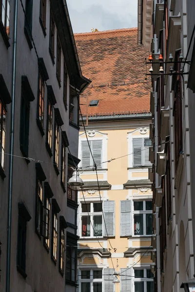 Lage hoek bekijken van oude gebouwen in Graz — Stockfoto