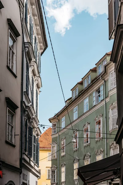 Vista de ángulo bajo de edificios antiguos en Graz — Foto de Stock