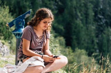 Ciddi ve bakış açısı oturan genç kadın portresi
