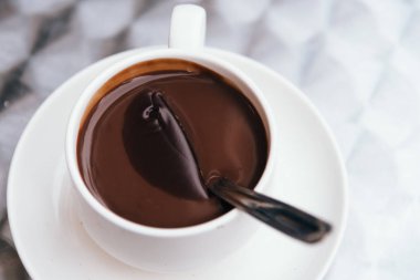 Beyaz fincan sıcak çikolata