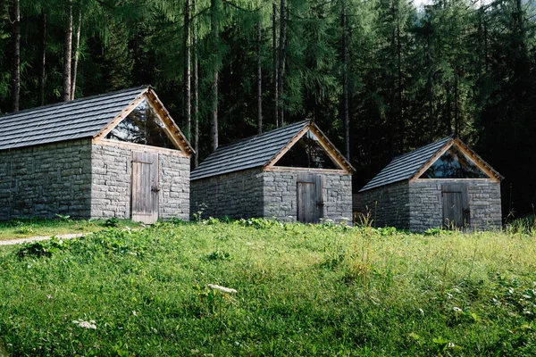 Τρία πέτρινα και ξύλινα σπιτάκια στο βουνό — Φωτογραφία Αρχείου