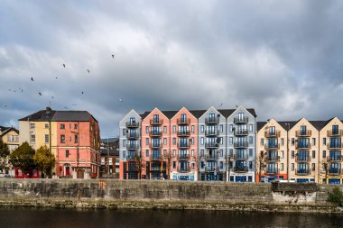 Cork Riverside, renkli evleri