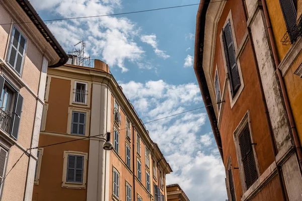 Vista a basso angolo degli edifici a Roma — Foto Stock
