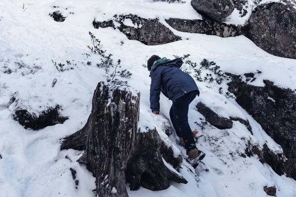 Junge spielt mit Schneebällen — Stockfoto