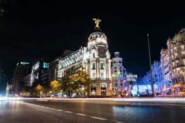 Gran Via Madrid gece lighti ile Noel zamanında caddede