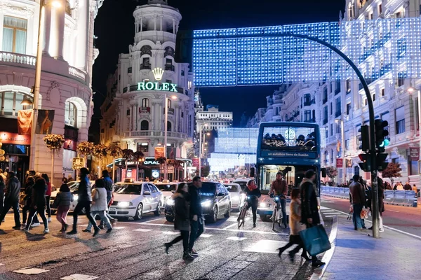 Calle Gran Vía en Madrid por la noche en Navidad con lighti —  Fotos de Stock